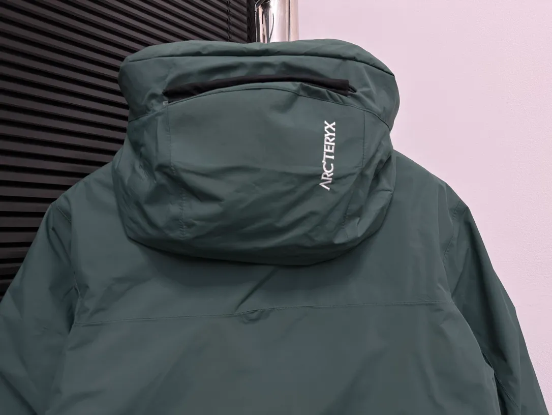 【ARCTERYX】Macai Jacket ‘’ ‘’ MACAI JACKET 。 Macai ， ， ， 。 ， ， Breathable GORE-TEX 、 、 。 Drop Hood M ， Powder Guard 。 100% ( EPTFE ) ， Ykk Premium LOGO Same Style Sizes：S-XXL